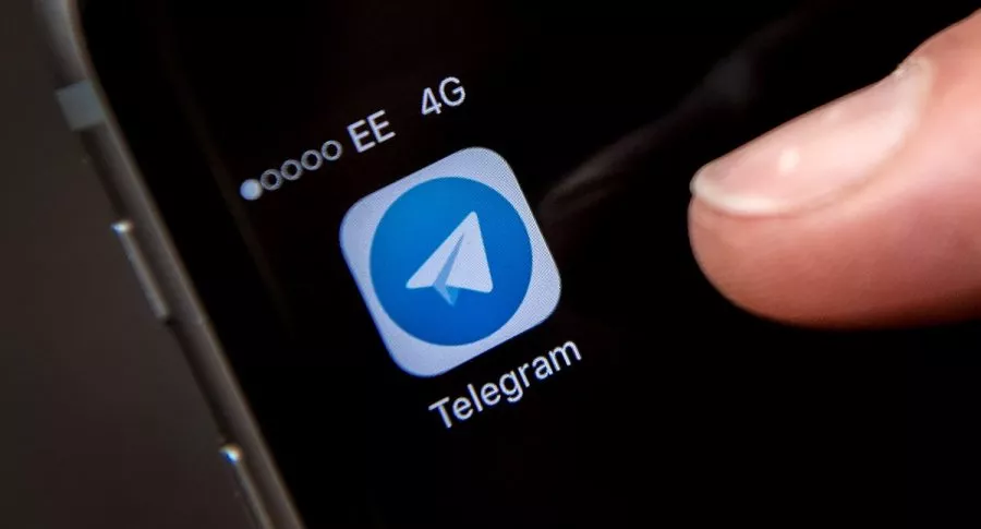 Telegram en un celular, a propósito de cómo instalar esa aplicación en Android y en iOS.