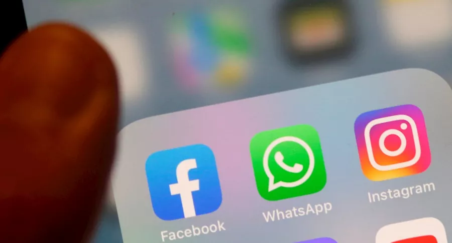Ceular con imágenes de WhatsApp, Facebook e Instagram, por falla de varias horas