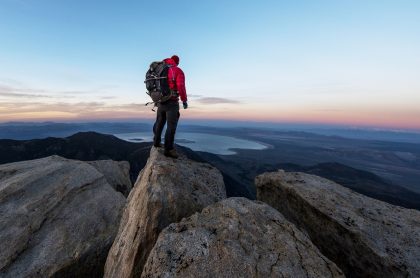 Imagen de hombre escalando, que ilustra nota; En Escocia, hombre de 81 años escalará montañas para ayudar a esposa