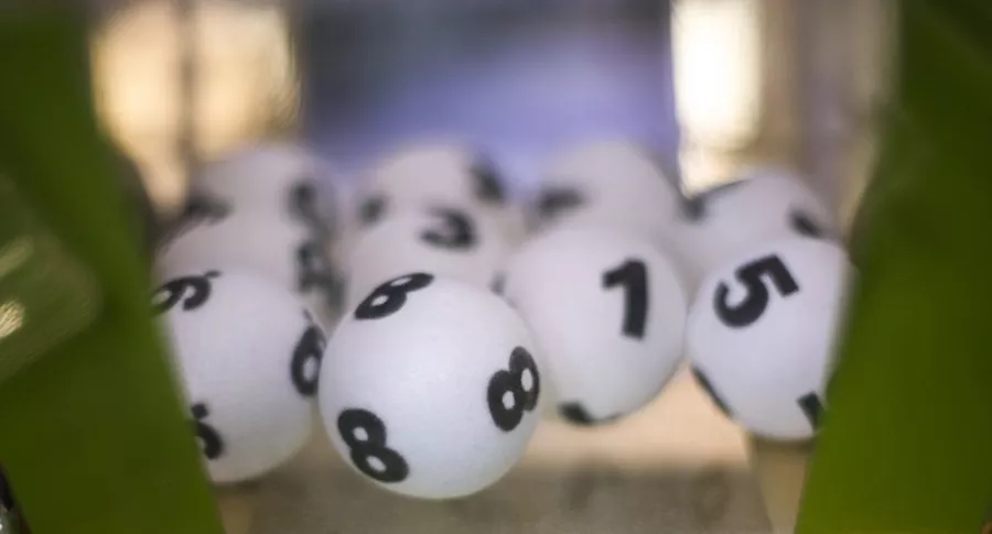 Bolas blancas con diversos números, ilustran qué lotería jugó anoche y resultados de las loterías de Cundinamarca y Tolima.