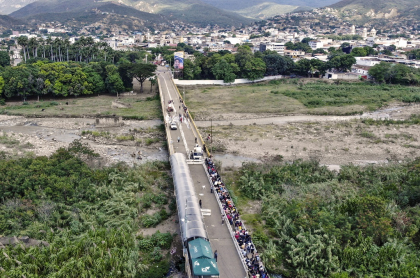 Imagen de puente fronterizo entre Colombia y Venezuela ilustra artículo Venezuela abre frontera, e Iván Duque dice que será “sin chambonadas”