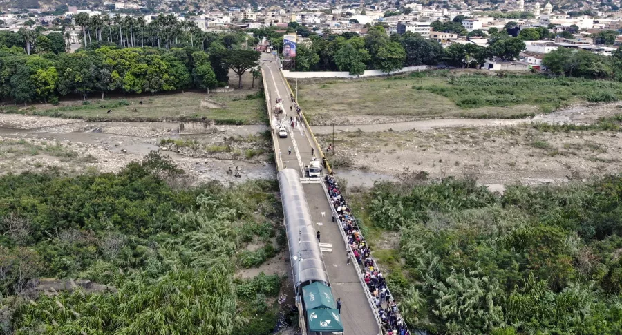 Imagen de puente fronterizo entre Colombia y Venezuela ilustra artículo Venezuela abre frontera, e Iván Duque dice que será “sin chambonadas”