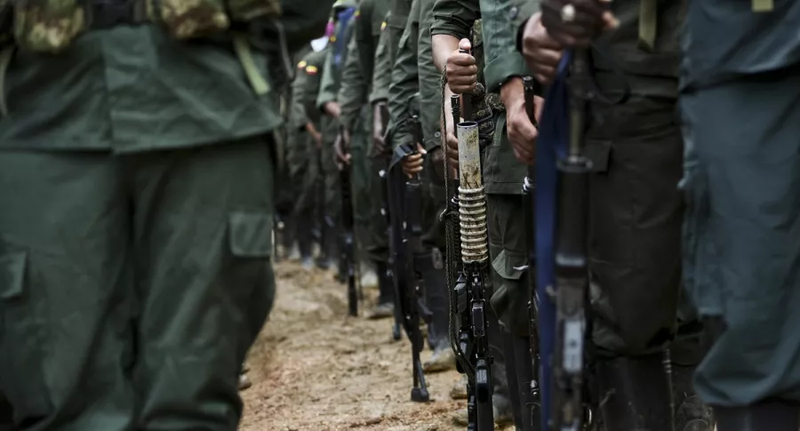 Imagen de personas armadas ilustra artículo Disidencias de Farc, Eln y narcoparamilitares suman casi 15.000 integrantes