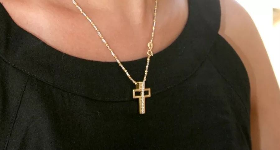 Imagen de crucifijo que ilustra nota; En Reino Unido, mujer dice que la despidieron por llevar un crucifijo