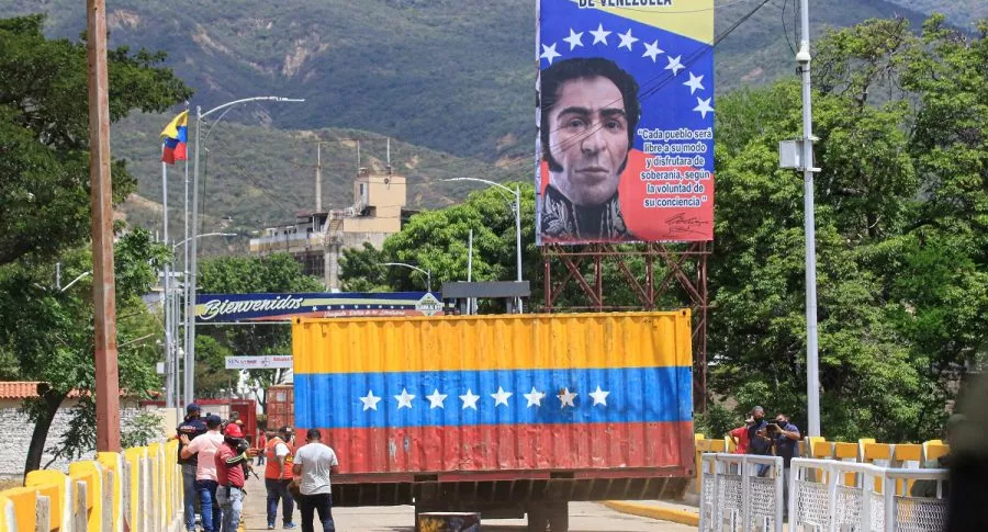 Imagen de frontera entre Venezuela y Colombia; Colombia reabrirá sus consulados en Venezuela, firma Iván Duque