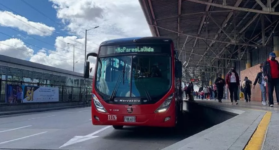 Bus en portal de Transmilenio