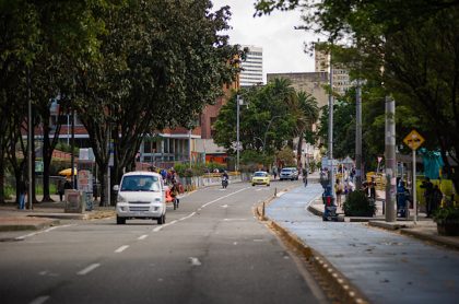 En Bogotá, varias vías tienen ciclorrutas, como la carrera Séptima y la carrera 11.