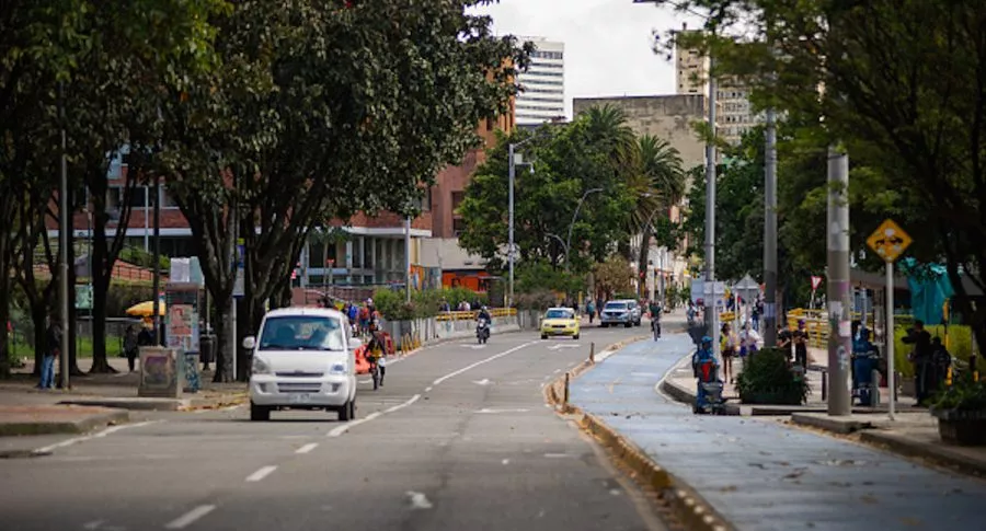 En Bogotá, varias vías tienen ciclorrutas, como la carrera Séptima y la carrera 11.
