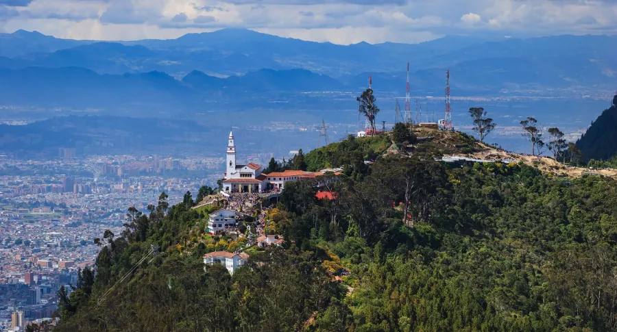Vista a Monserrate, en los cerros orientales de Bogotá.