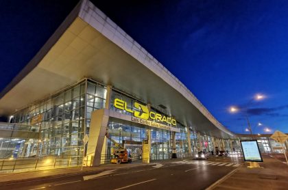 Imagen del aeropuerto El Dorado, que cambia nombre por campaña contra cáncer de seno