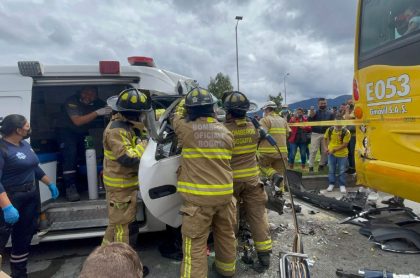 Bomberos de Bogotá en acción, ayudan a enfermera que quedó atrapada dentro de ambulancia que se estrelló contra Transmilenio