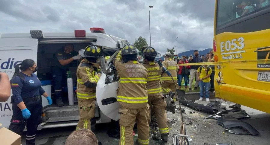 Bomberos de Bogotá en acción, ayudan a enfermera que quedó atrapada dentro de ambulancia que se estrelló contra Transmilenio