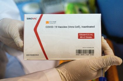 Imagen de vacuna de Sinovac, que aumenta protección un 80 % con tercera dosis: estudio chileno