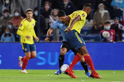 Golpe de Yerry Mina a Luis Suárez en el partido de Colombia vs. Uruguay hoy en Eliminatorias 