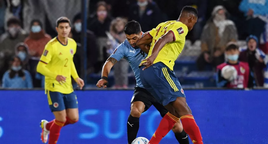 Golpe de Yerry Mina a Luis Suárez en el partido de Colombia vs. Uruguay hoy en Eliminatorias 