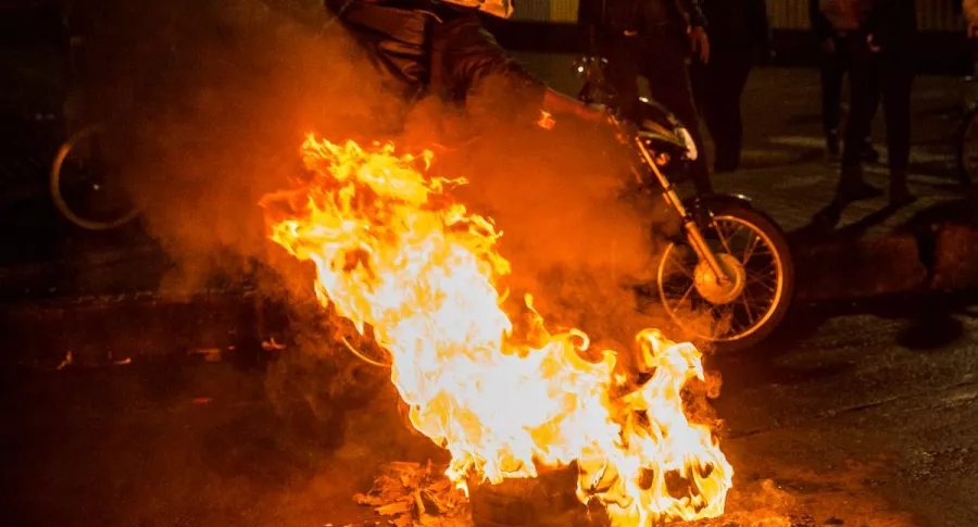 Foto de moto y de incendio, en nota de hombre que incendió su moto para evitar inmovilización.