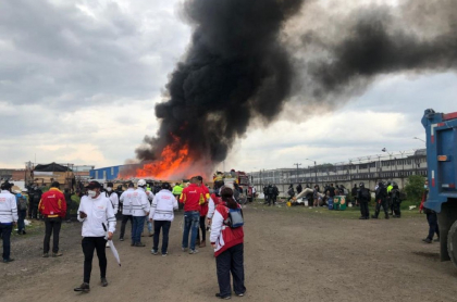 Incendio durante desaolojo en el costado sur de la cárcel Modelo de Bogotá.