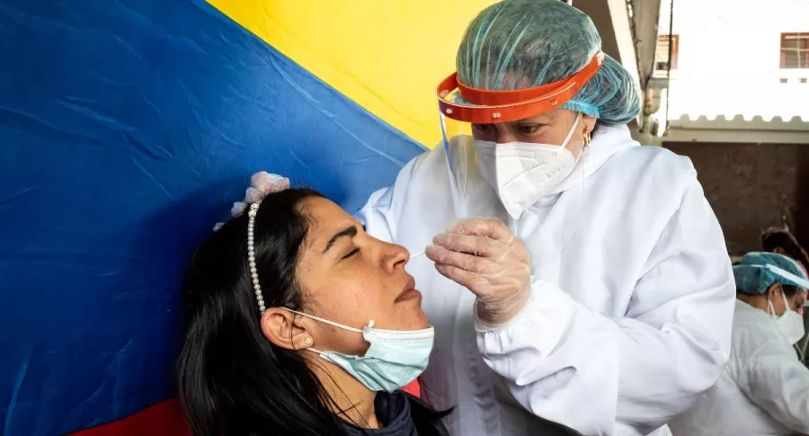 Foto de persona en Colombia en test contra CIVD-19, en nota de Coronavirus en Colombia: noticias hoy octubre 9, nuevos casos y muertes.