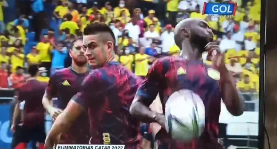 Balonazo en la cara que le dio Rafael Santos Borré a Éder Álvarez Balanta antes del Colombia vs. Brasil