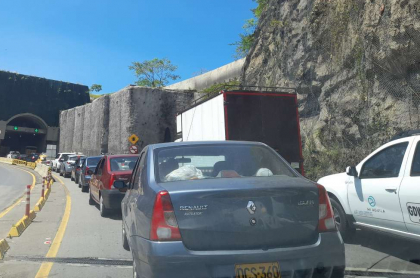 Foto de trancón en vía Villeta-Guaduas, en nota acerca del reporte de esa afectación del tránsito víal.