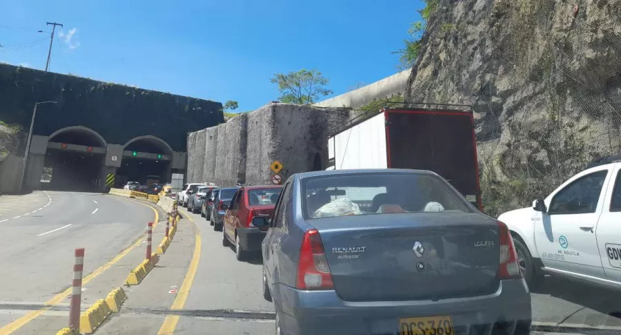 Foto de trancón en vía Villeta-Guaduas, en nota acerca del reporte de esa afectación del tránsito víal.
