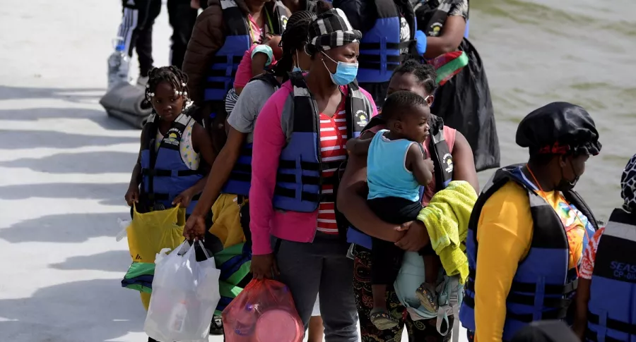 Imagen de migrantes en Necoclí, Antioquia, ilustra artículo 19.000 niños migrantes cruzaron selva entre Colombia y Panamá rumbo a EE.UU.