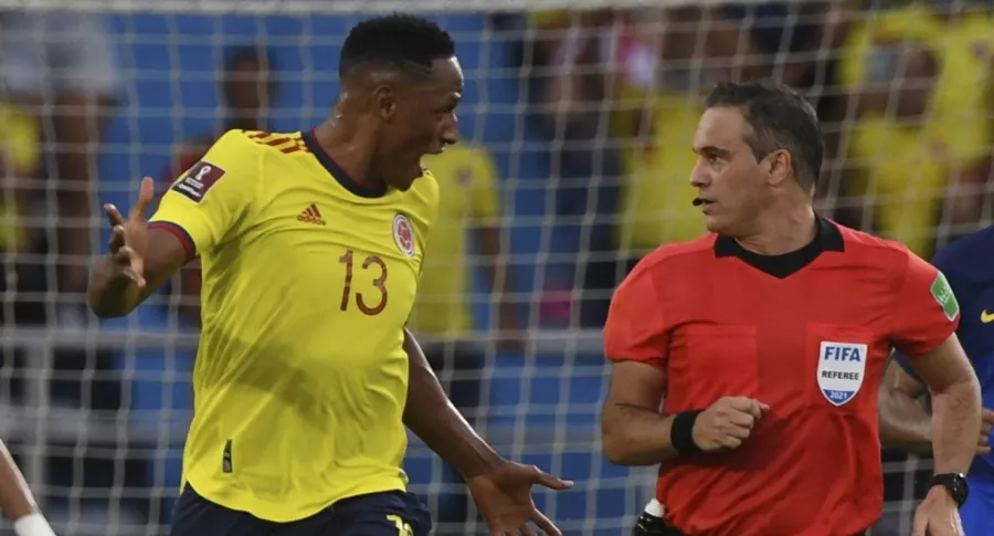 Yerry Mina reclama penal para Colombia a árbitro argentino Patricio Loustau