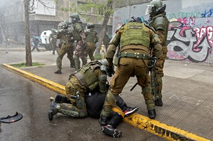 Imagen de protesta en Chile; un muerto en choques entre policía y comunidades indígenas