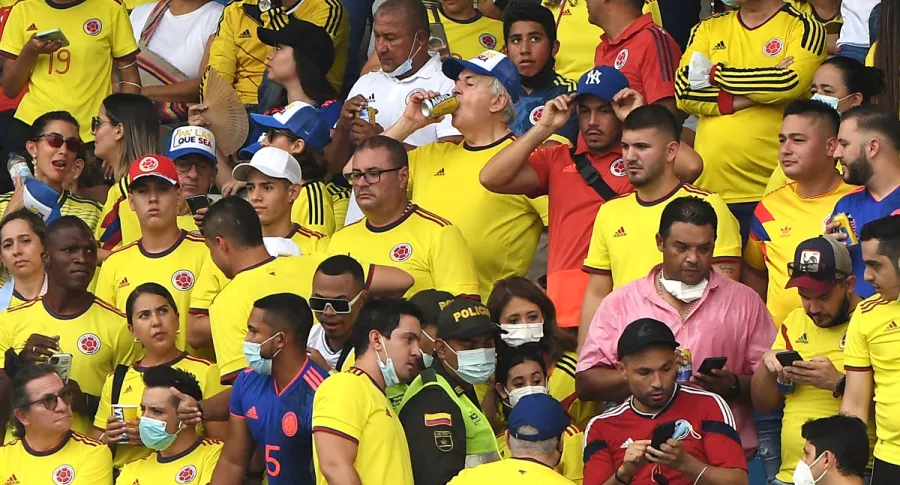 Hinchas de Colombia sin tapabocas en partidos Colombia vs. Brasil.