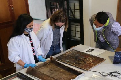 Estudiantes del Externado, al hallar una obra de arte de hace siglos.
