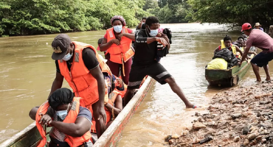 Una embarcación de migrantes naufragó en la frontera de Colombia y Panamá, dejando al menos 3 muertos.
