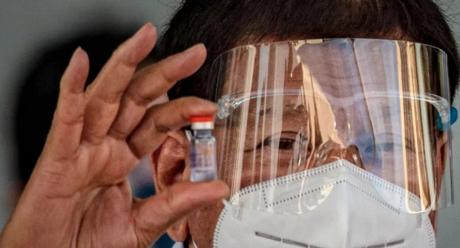 Presidente de Filipinas promete vacunar “mientras duermen” a quienes se niegan