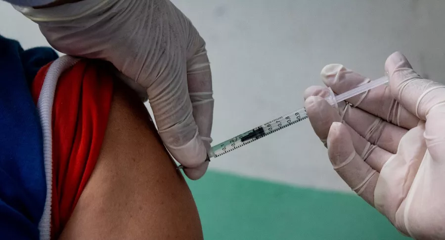 Foto de persona siendo vacunada, por casos de coronavirus en Colombia, octubre 12 2021