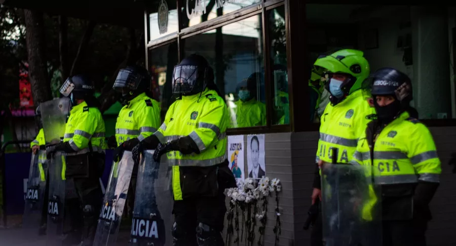 Foto sobre Policía de Colombia durante protestas, por debate sobre presupuesto de Estados Unidos.