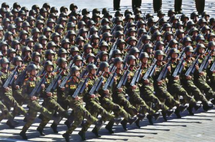 Imagen de desfile que ilustra nota; En Corea del Norte, militares reciben golpes para divertir a Kim Jong Un