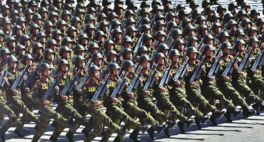 Imagen de desfile que ilustra nota; En Corea del Norte, militares reciben golpes para divertir a Kim Jong Un