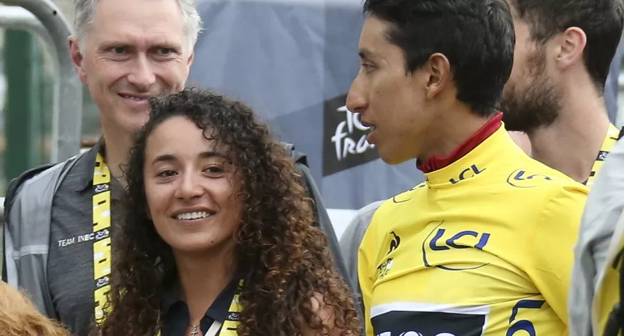 Xiomara Guerrero junto a Egan Bernal en el Tour de Francia del 2019, en nota sobre aparición de ella en un programa de Win Sports
