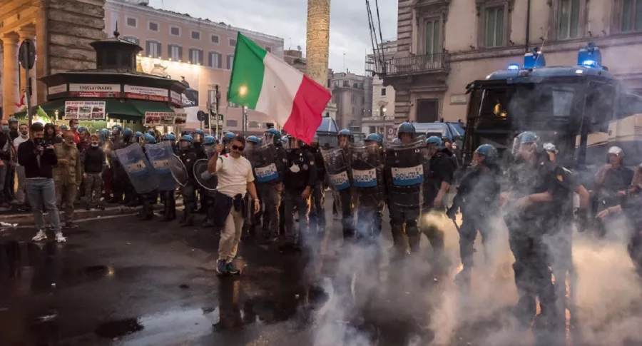 Imagen de protesta que ilustra nota; En Italia, trabajadores protestan por pasaporte de vacunación COVID