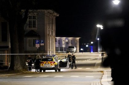Policías acordonan calle luego de ataque terrorista con arco y flecha en Noruega