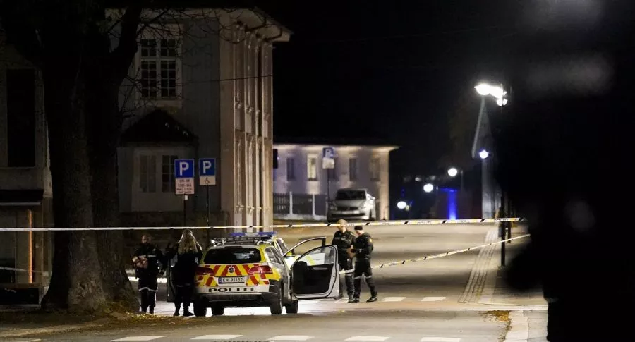 Policías acordonan calle luego de ataque terrorista con arco y flecha en Noruega