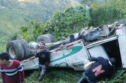 Varios muertos y heridos deja volcamiento en Chaparral, Tolima.