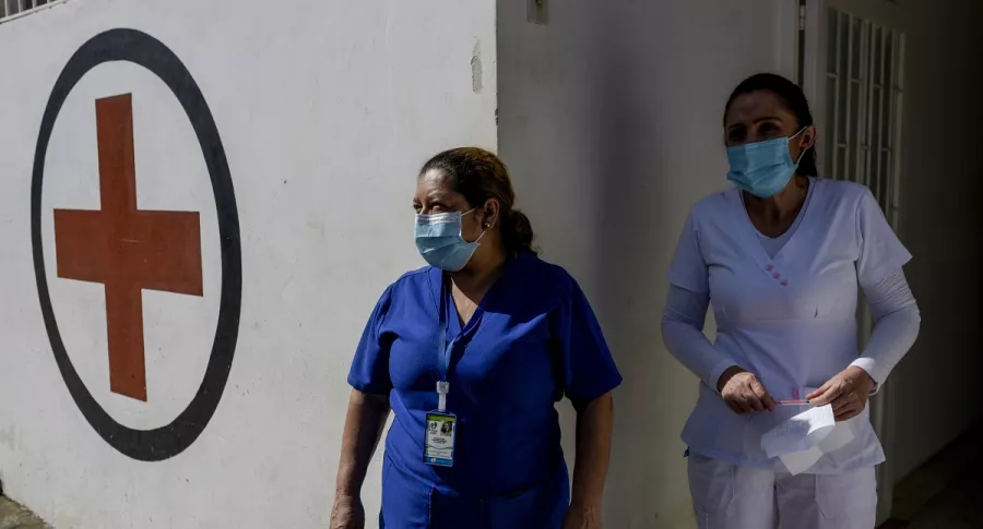 Enfermeras en centro de salud, atendiendo pandemia.