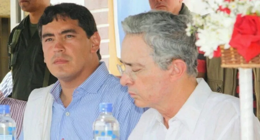 Álvaro Prada, que será candidato al Senado, junto a Álvaro Uribe en evento