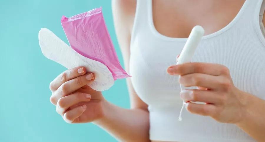 Mujer con elementos de higiene menstrual. En Colombia se dará subsidio menstrual.