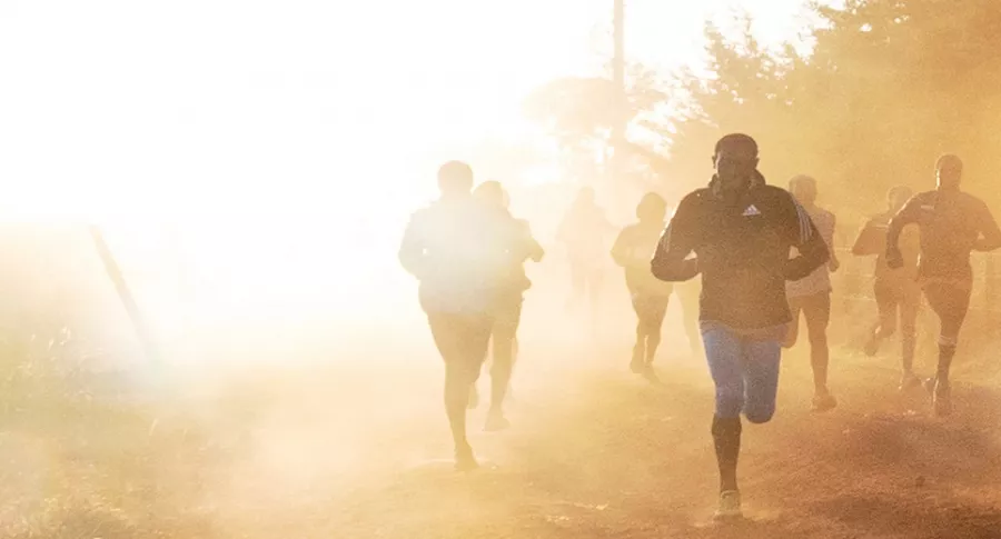 Imagen de personas corriendo en Kenia ilustra artículo Linchan a asesino de niños que había huido, en Kenia