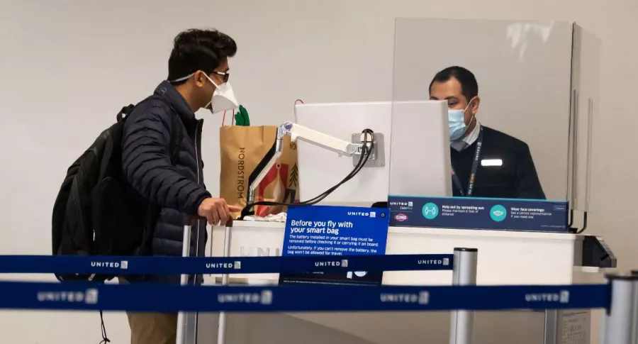 Foto de turista en aeropuerto de Estados Unidos, en nota de cuándo comienzan a exigir vacuna de COVID-19 en ese país para viajeros extranjeros.