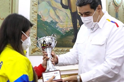 Nicolás Maduro, que recibió copa menor de Lilibeth Chacón, campeona de  la Vuelta a Colombia 2021.