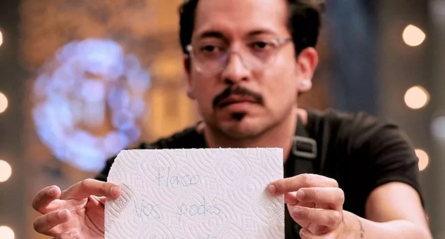 Foto de Frank Martínez, en nota de carta que le escribió una niña de 9 años apoyándolo.