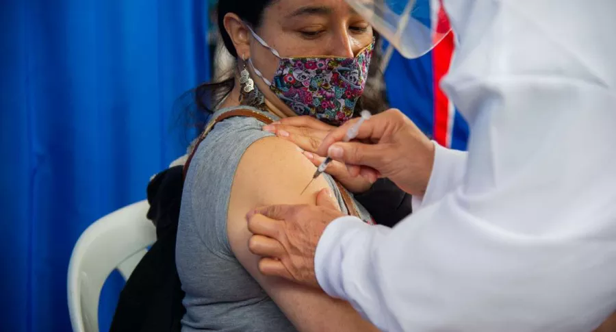 Foto de persona en vacuna contra COVID-19 en Colombia, en nota de Coronavirus en Colombia: nuevos casos y muertes 16 octubre 2021.