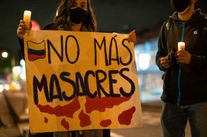 Foto de persona en protesta contra masacres en Colombia, en nota de publicación de Human Rights Watch sobre masacres.